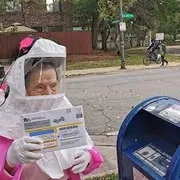 Imagem ilustrativa da imagem Coronavírus: Mulher de 102 anos usa traje de proteção para ir votar nos EUA