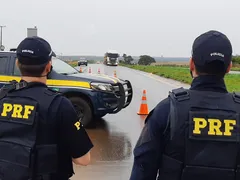 Imagem ilustrativa da imagem PRF alerta motorista para feriado com chuva e movimento intenso nas BRs, em Goiás