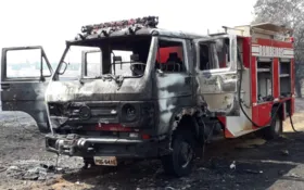 Imagem ilustrativa da imagem Caminhão dos bombeiros pega fogo durante combate a incêndio em Goiatuba