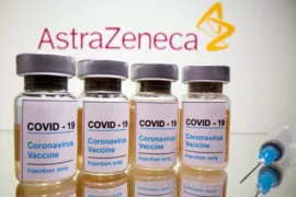 Imagem ilustrativa da imagem AstraZeneca admite erro de dosagem em vacina e enfrenta crítica de cientistas