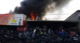 Imagem ilustrativa da imagem Bombeiros tentam controlar incêndio em loja de pneus de Goiânia