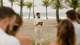 Imagem ilustrativa da imagem Após término do noivado, homem decide casar consigo mesmo e viraliza na internet