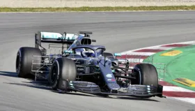 Imagem ilustrativa da imagem Com dobradinha da Mercedes, Hamilton lidera o 1º treino livre do GP do Bahrein