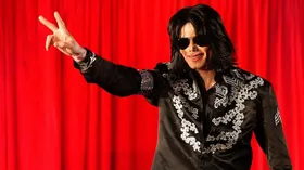 Imagem ilustrativa da imagem Lucros póstumos de Michael Jackson deixam R$ 11 bilhões para a família, diz site