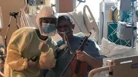Imagem ilustrativa da imagem Paciente entubado com Covid-19 toca violino para agradecer médicos