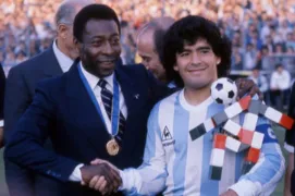 Imagem ilustrativa da imagem Pelé lamenta a morte de Maradona: "Espero que possamos jogar juntos no céu"