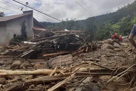 Imagem ilustrativa da imagem Bolsonaro sobrevoa em áreas atingidas por temporal em Santa Catarina