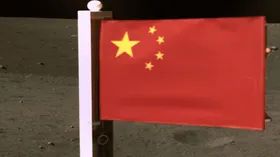 Imagem ilustrativa da imagem Bandeira da China é hasteada na lua após missão