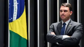Imagem ilustrativa da imagem Chefe da Abin entregou relatórios clandestinos à Flávio Bolsonaro, diz Crusoé