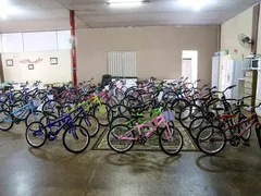 Imagem ilustrativa da imagem Campanha Papai Noel Sesc e Senac doa bicletas a crianças carentes do lixão