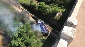Imagem ilustrativa da imagem Ônibus cai de viaduto em Minas Gerais e deixa várias vítimas fatais