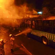 Imagem ilustrativa da imagem Incêndio em ônibus é contido pelo CBMGO em Goiânia