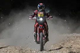 Imagem ilustrativa da imagem Chileno vence a oitava etapa e assume a liderança das motos no Rally Dakar
