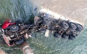 Imagem ilustrativa da imagem Caminhão cai de ponte de 53 metros que liga SP/PR e motorista morre
