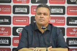 Imagem ilustrativa da imagem Adson Batista celebra campanha do Atlético-GO na Série A