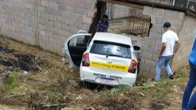 Imagem ilustrativa da imagem Durante prova de direção, aluna de autoescola perde controle do carro e derrubar muro