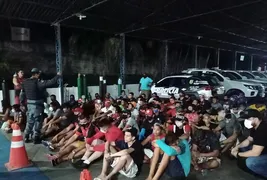 Imagem ilustrativa da imagem Polícia prende 63 pessoas que estavam em bares clandestinos para assistir jogo, em Manaus