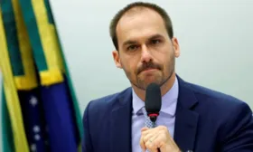 Imagem ilustrativa da imagem Justiça condena Eduardo Bolsonaro a indenizar jornalista da Folha de S.Paulo em R$ 30 mil