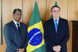 Imagem ilustrativa da imagem Após Índia atrasar entrega de vacinas, Bolsonaro recebe embaixador do país