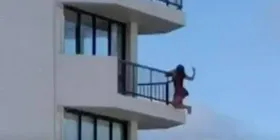 Imagem ilustrativa da imagem Vídeo: Mulher se pendura em varanda do 11º andar para tirar selfie