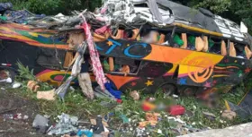 Imagem ilustrativa da imagem Ônibus de viagem cai em rodovia no PR e deixa vítimas fatais e diversos feridos