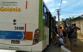 Imagem ilustrativa da imagem Mulher morre após ser arremessada de ônibus que teve a porta aberta durante viagem, em Goiânia