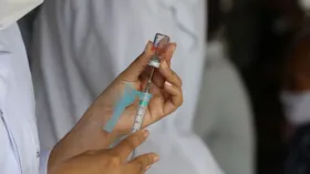 Imagem ilustrativa da imagem Ex-secretário de Saúde de Caldas Novas é investigado por auxiliar a sogra a furar-fila da vacinação