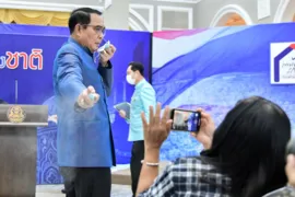 Imagem ilustrativa da imagem Ministro da Tailândia joga spray em Jornalistas