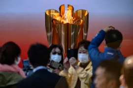 Imagem ilustrativa da imagem Com um ano de atraso e sem público, Japão inicia o revezamento da tocha olímpica