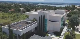 Imagem ilustrativa da imagem Flávio Bolsonaro compra mansão de quase R$ 6 milhões em Brasília