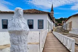 Imagem ilustrativa da imagem Covid-19: Estátua de Cora Coralina é lacrada em Goiás para evitar aglomerações