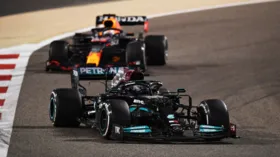 Imagem ilustrativa da imagem Em final emocionante, Hamilton segura Verstappen e vence no Bahrein com quebra de recorde
