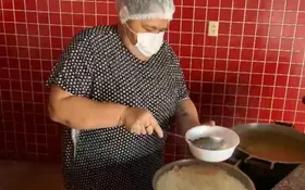 Imagem ilustrativa da imagem Cozinheira desempregada  arrecada alimentos para doar marmitas a pessoas carentes, em Goiânia