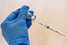 Imagem ilustrativa da imagem Fiocruz recebe insumos para produção de vacina da Oxford