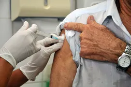 Imagem ilustrativa da imagem Reino Unido: vacinas reduzem risco de internação de idosos em mais de 70%