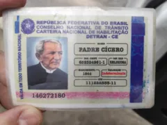 Imagem ilustrativa da imagem Após ser parado em blitz, idoso apresenta carteira de habilitação de Padre Cícero e Frei Damião