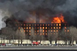 Imagem ilustrativa da imagem Incêndio atinge prédio histórico na Rússia e bombeiro morre durante ação