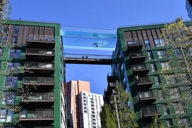Imagem ilustrativa da imagem Teria coragem? Piscina transparente suspensa liga prédios de luxo em Londres