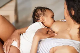 Imagem ilustrativa da imagem Covid-19: pesquisa da USP conclui que mães passam anticorpos para bebês pelo leite materno