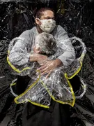 Imagem ilustrativa da imagem Isolada por causa da pandemia, foto de idosa e cuidadora se abraçando vence World Press Photo