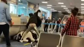 Imagem ilustrativa da imagem Passageiros trocam socos e chutes em aeroporto de Miami; assista ao vídeo