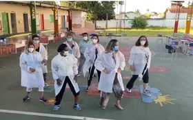 Imagem ilustrativa da imagem Equipe de vacinação grava vídeo depois do expediente dançando coreografia