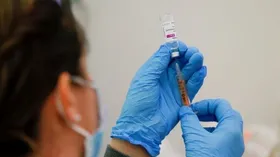Imagem ilustrativa da imagem Transmissão da Covid-19 cai até 49% após primeira dose da vacina, diz estudo