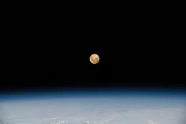 Imagem ilustrativa da imagem Superlua rosa é vista da Estação Espacial e NASA divulga fotos