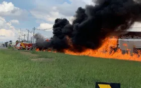 Imagem ilustrativa da imagem Carreta com carga de etanol tomba no Anel Viário em Goiânia, e pega fogo