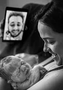 Imagem ilustrativa da imagem Por videochamada, pai internado vê nascimento da filha, "Acompanhei todo o processo", diz