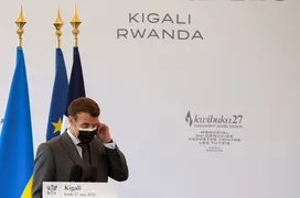 Imagem ilustrativa da imagem Macron vai a Ruanda reconhece Genocídio de 1994 e pede perdão