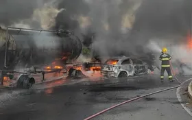 Imagem ilustrativa da imagem Motorista morre após carro bater em caminhão e pegar fogo, na GO-164