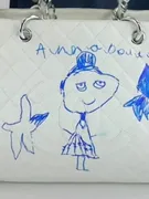 Imagem ilustrativa da imagem Criança faz desenho de caneta em bolsa Chanel de R$ 15 mil da mãe
