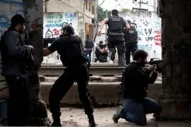 Imagem ilustrativa da imagem RJ: Chefe do tráfico no Jacarezinho fugiu de operação vestido de mulher